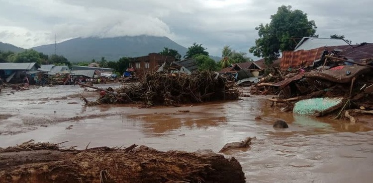 rescuers hunt survivors cyclone indonesia