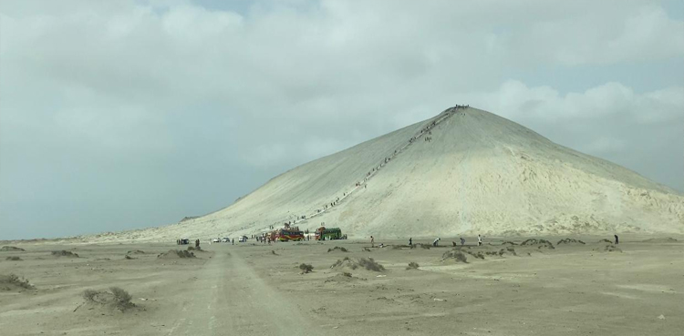 Hindu-pilgrims-climbing-chandragup