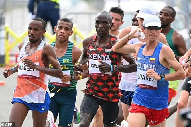 king kipchoge olympic marathon title sapporo